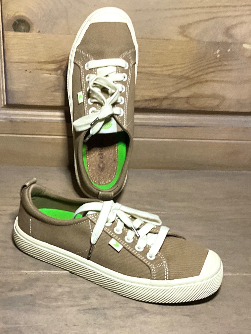 Cariuma OCA Low Burnt Sand Canvas Sneaker Women's 8.5 Sustainable Cork Insole